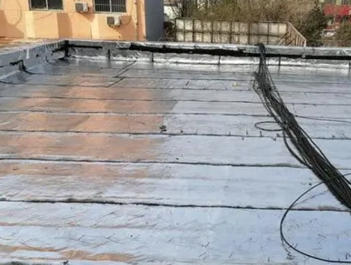 达孜卫生间漏水维修公司分享下达孜屋面楼顶防水刚性防水层施工要点。
